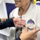 Fotografía del 2 de octubre de 2024 de una mujer recibiendo un botón después de votar en Los Ángeles, California (Estados Unidos). EFE/ Ana Milena Varón