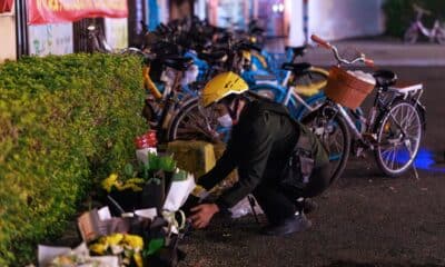 Una persona coloca flores por las víctimas del atropello masivo en Zhuhai, en la provincia de Guangdong, el 12 de noviembre de 2024. EFE/EPA/ALEX PLAVEVSKI