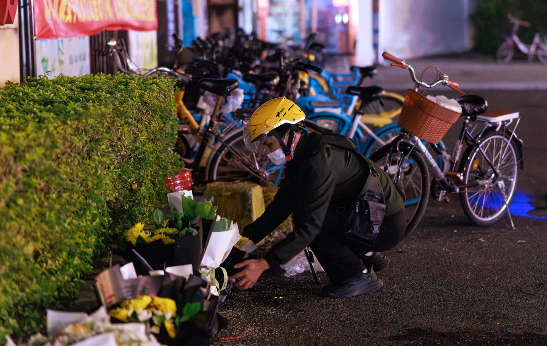 Una persona coloca flores por las víctimas del atropello masivo en Zhuhai, en la provincia de Guangdong, el 12 de noviembre de 2024. EFE/EPA/ALEX PLAVEVSKI