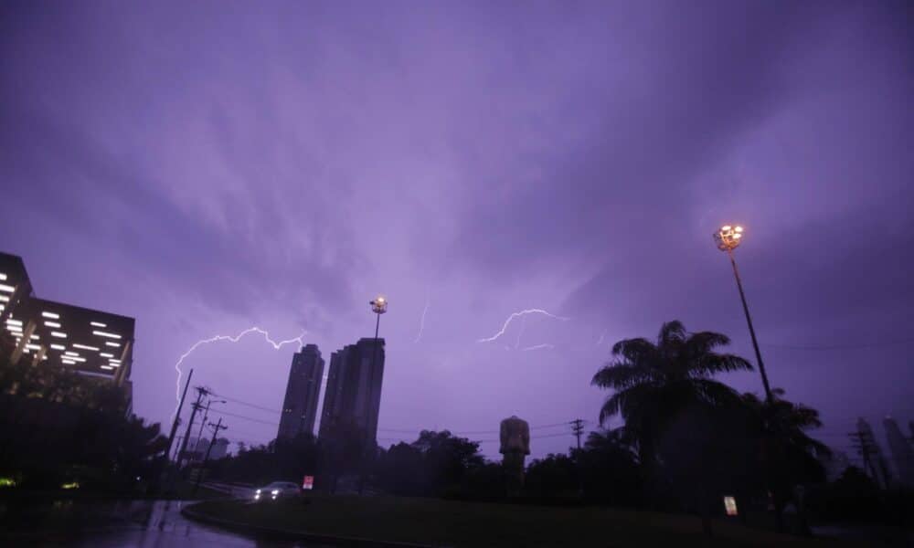 Fotografía de archivo en donde se ve una tormenta en Ciudad de Panamá. EFE/ Carlos Lemcos