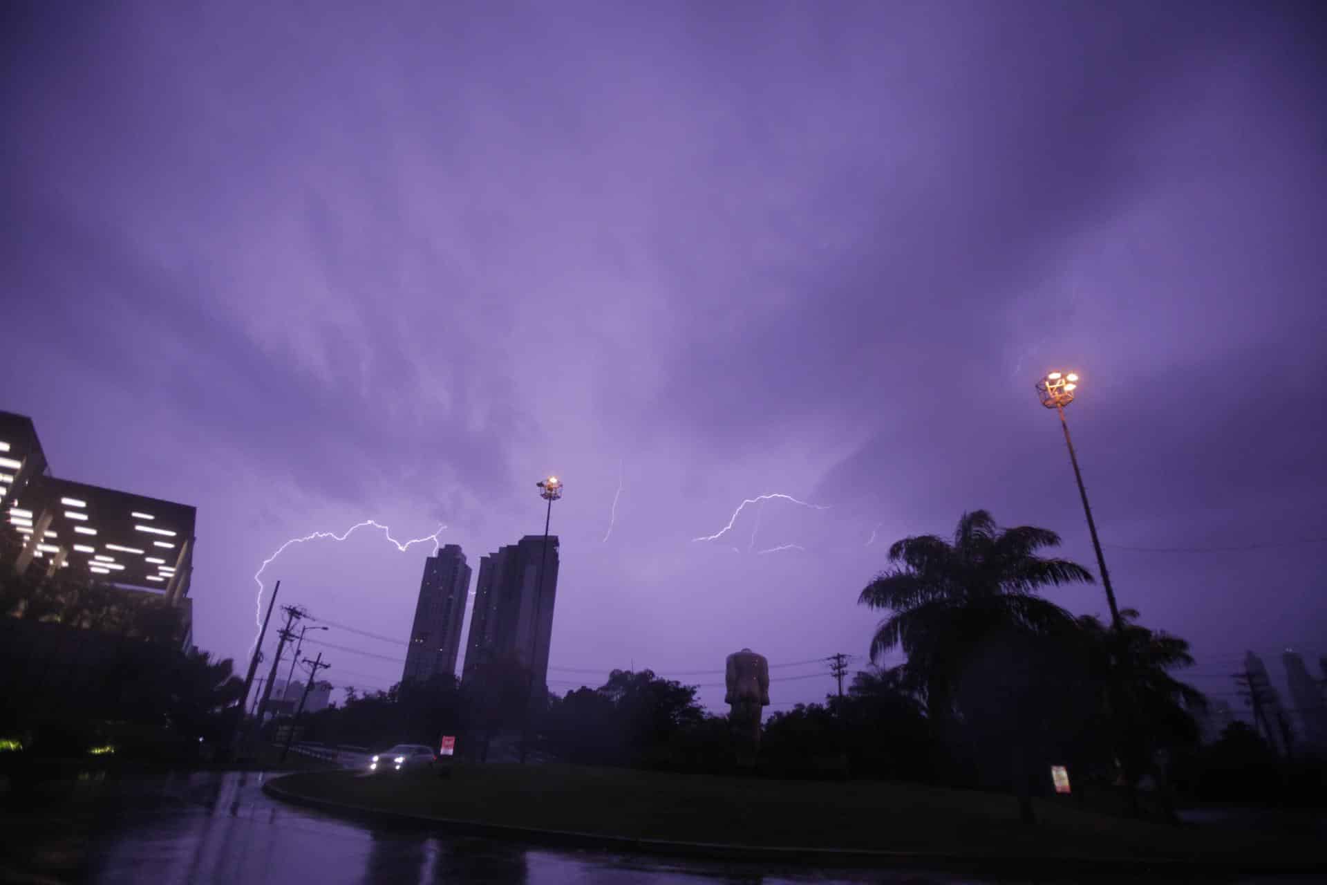 Fotografía de archivo en donde se ve una tormenta en Ciudad de Panamá. EFE/ Carlos Lemcos