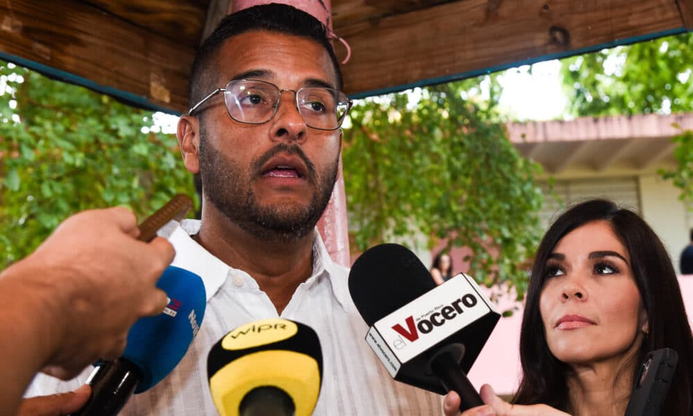 El presidente del Partido Popular Democrático (PPD) y candidato a la gobernación, Jesús Manuel Ortiz, habla con los medios de comunicación en un centro de votación en la Escuela Aurora Waldorf, este martes en San Juan (Puerto Rico). EFE/ Enid M. Salgado