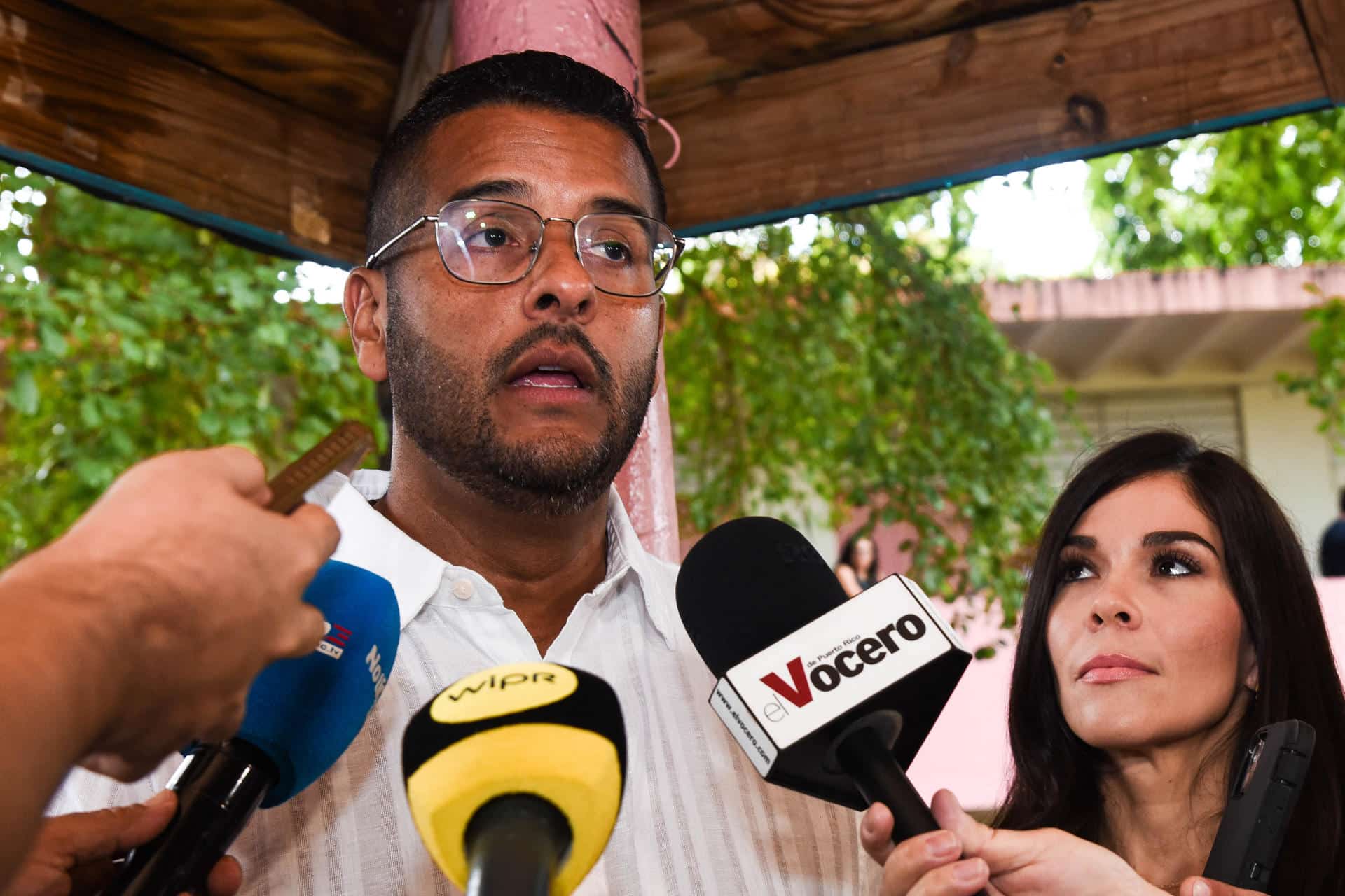 El presidente del Partido Popular Democrático (PPD) y candidato a la gobernación, Jesús Manuel Ortiz, habla con los medios de comunicación en un centro de votación en la Escuela Aurora Waldorf, este martes en San Juan (Puerto Rico). EFE/ Enid M. Salgado