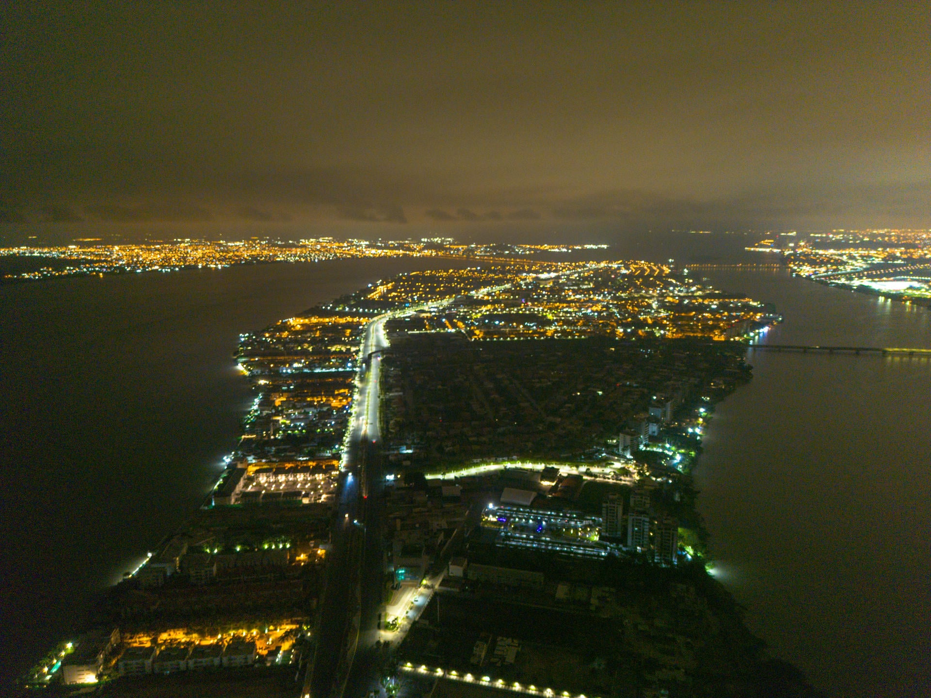 Fotografía aérea de sectores sin luz en Guayaquil (Ecuador). EFE/ Mauricio Torres