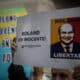 Fotografía de archivo en donde se ve a una persona que levanta un cartel en apoyo al periodista Roland Carreño durante una manifestación, en Caracas (Venezuela). EFE/ Miguel Gutiérrez