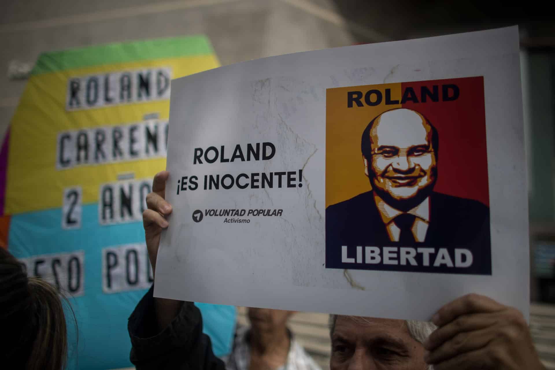 Fotografía de archivo en donde se ve a una persona que levanta un cartel en apoyo al periodista Roland Carreño durante una manifestación, en Caracas (Venezuela). EFE/ Miguel Gutiérrez