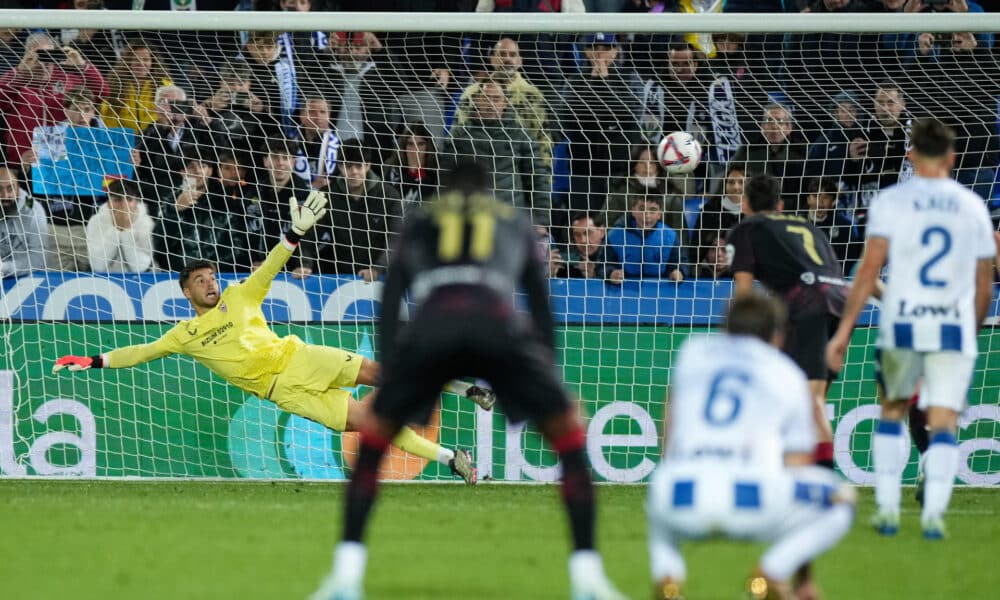 El portero del Sevilla, Álvaro Fernández (i), encaja gol durante el partido de LaLiga que UD Leganés y Sevilla FC disputaron en el estadio de Butarque. EFE/Borja Sánchez-Trillo