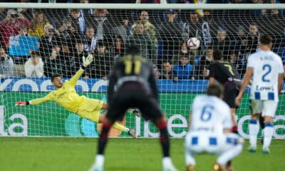 El portero del Sevilla, Álvaro Fernández (i), encaja gol durante el partido de LaLiga que UD Leganés y Sevilla FC disputaron en el estadio de Butarque. EFE/Borja Sánchez-Trillo