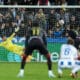 El portero del Sevilla, Álvaro Fernández (i), encaja gol durante el partido de LaLiga que UD Leganés y Sevilla FC disputaron en el estadio de Butarque. EFE/Borja Sánchez-Trillo