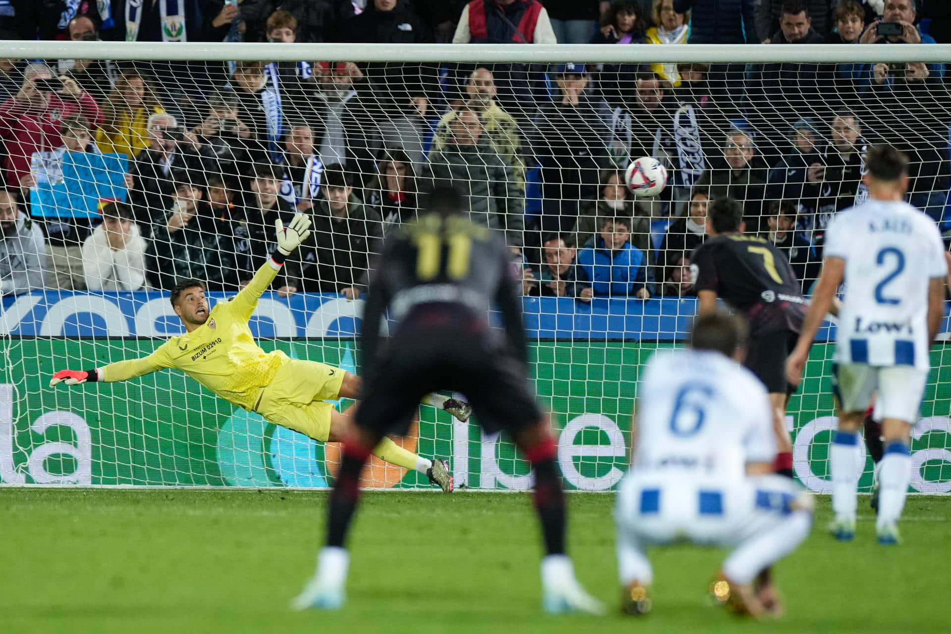 El portero del Sevilla, Álvaro Fernández (i), encaja gol durante el partido de LaLiga que UD Leganés y Sevilla FC disputaron en el estadio de Butarque. EFE/Borja Sánchez-Trillo