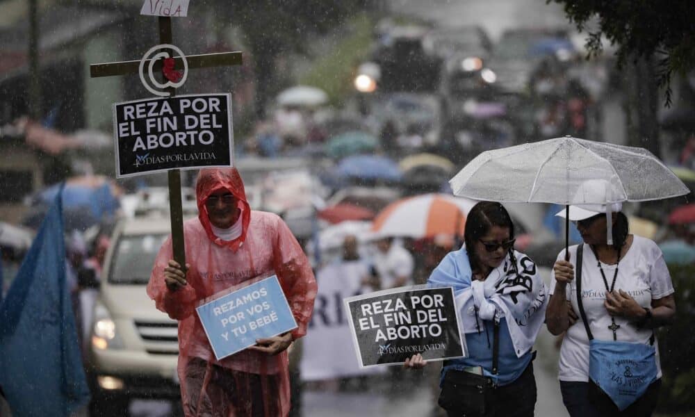 Varias personas se manifiestan en contra del aborto durante una marcha llamada "Un kilómetro por la vida", este domingo en San José (Costa Rica). EFE/ Jeffrey Arguedas