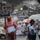 Varias personas se manifiestan en contra del aborto durante una marcha llamada "Un kilómetro por la vida", este domingo en San José (Costa Rica). EFE/ Jeffrey Arguedas