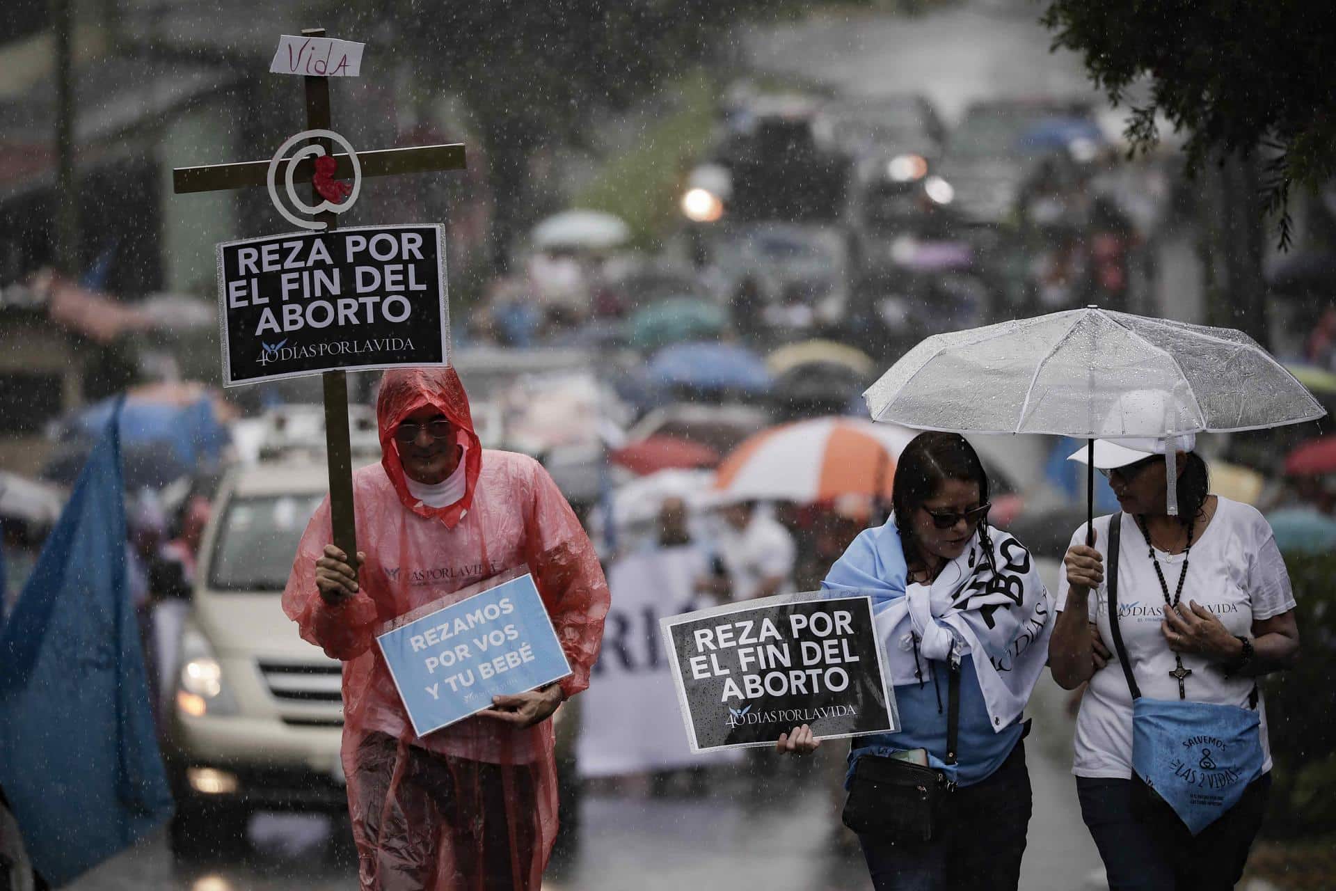 Varias personas se manifiestan en contra del aborto durante una marcha llamada "Un kilómetro por la vida", este domingo en San José (Costa Rica). EFE/ Jeffrey Arguedas