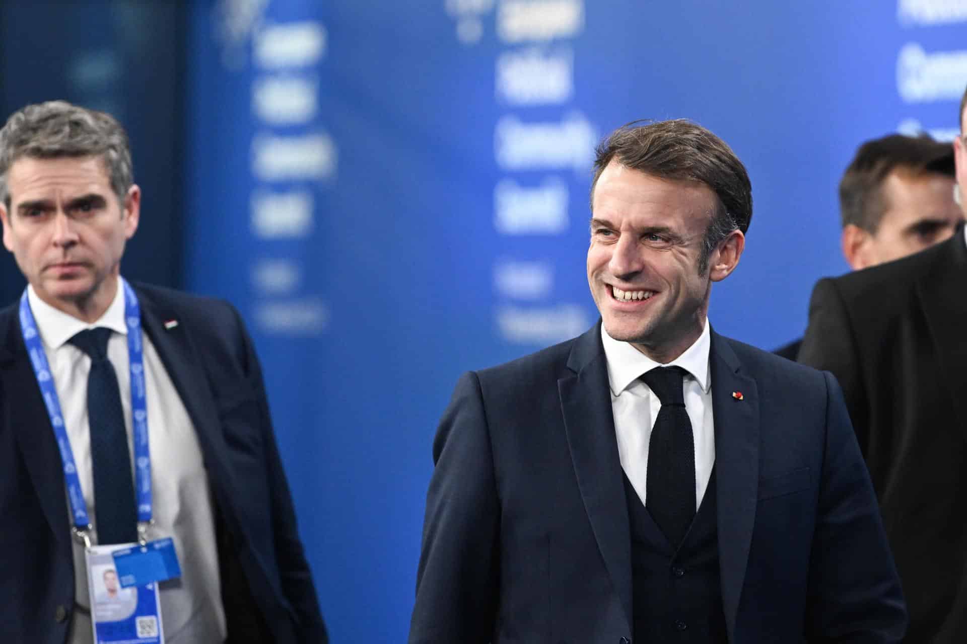 El presidente francés Emmanuel Macron (D) durante la quinta cumbre de la Comunidad Política Europea (EPC) en el Puskas Arena en Budapest, Hungría, el 07 de noviembre de 2024. (Hungría) EFE/EPA/SZILARD KOSZTICSAK HUNGRÍA FUERA