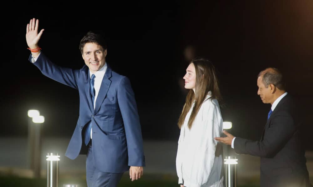 El primer ministro de Canadá, Justin Trudeau (i), saluda junto a su hija Ella-Grace Trudeau y el ministro de Trabajo y Promoción del Empleo, Daniel Maurate (d), a su llegada para una visita oficial este 14 de noviembre de 2024, en la Base Aérea del Callao, en Lima (Perú). EFE/ Renato Pajuelo