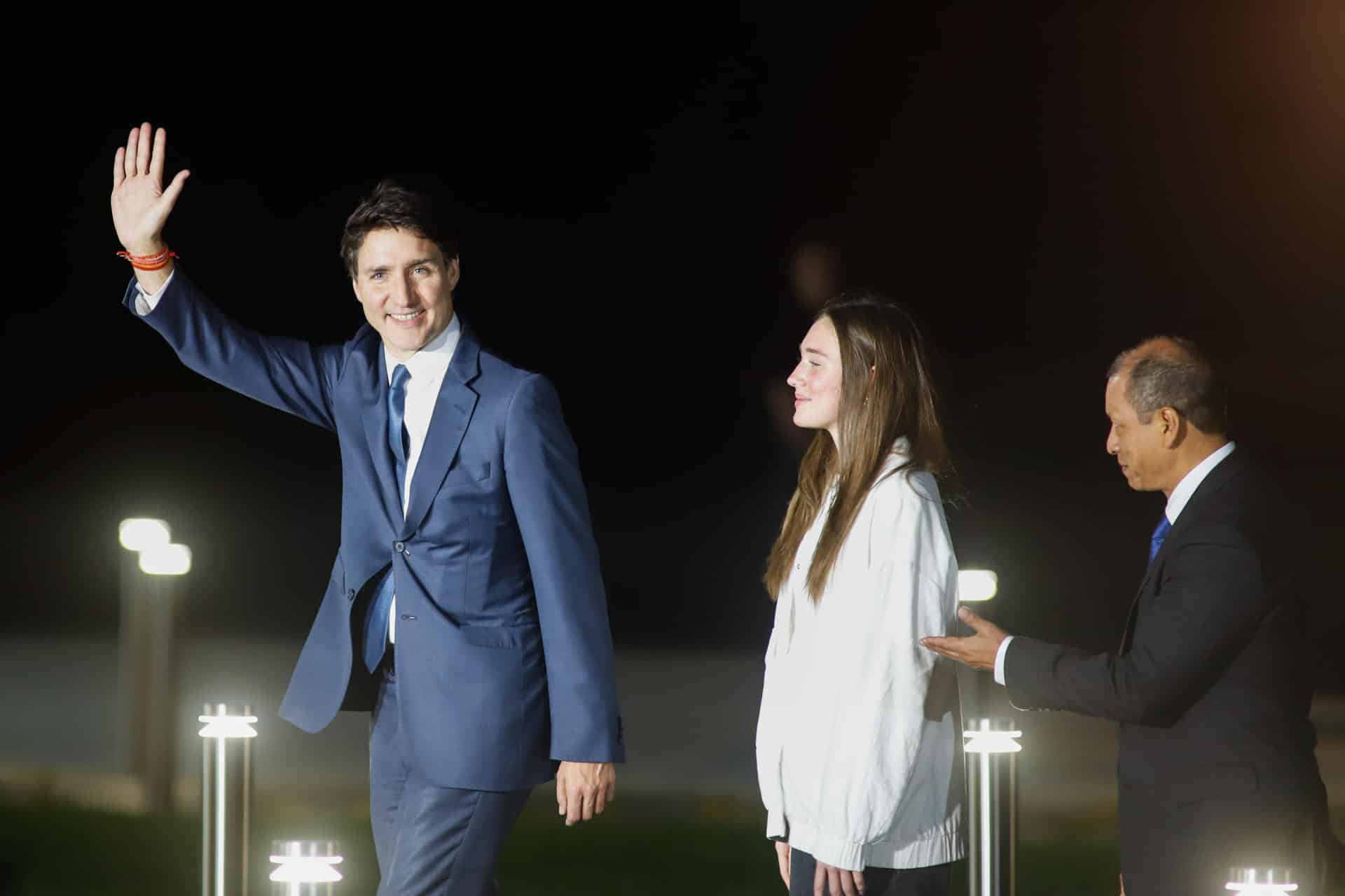 El primer ministro de Canadá, Justin Trudeau (i), saluda junto a su hija Ella-Grace Trudeau y el ministro de Trabajo y Promoción del Empleo, Daniel Maurate (d), a su llegada para una visita oficial este 14 de noviembre de 2024, en la Base Aérea del Callao, en Lima (Perú). EFE/ Renato Pajuelo