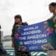 Activistas y artistas participan durante un protesta en defensa de la Amazonía, este domingo, en la cala de Botafogo, en Río de Janeiro (Brasil). EFE/ André Coelho