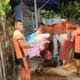 Catanduanes Province (Philippines), 22/11/2024.- A handout photo made available by the Philippine Coast Guard (PCG) shows PCG personnel helping residents evacuate in anticipation of typhoon Man-Yi in Catanduanes province, Philippines, 15 November 2024 (issued 16 November 2024). The Philippines' weather bureau forecasts the center of Typhoon Man-Yi to be 120 kilometers east of Catanduanes province and could make landfall in the Bicol region during the weekend, prompting local government units in the typhoon's projected path to encourage residents to evacuate to safe facilities and take precaution against possible floods and strong winds. (Inundaciones, Filipinas) EFE/EPA/PHILIPPINE COAST GUARD / HANDOUT HANDOUT EDITORIAL USE ONLY/NO SALES