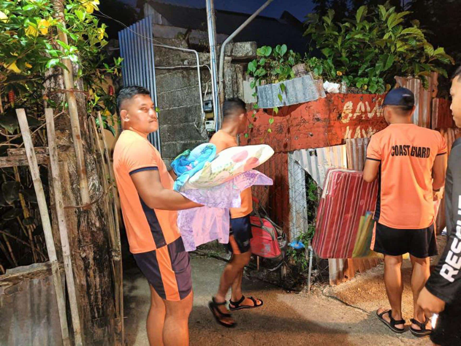 Catanduanes Province (Philippines), 22/11/2024.- A handout photo made available by the Philippine Coast Guard (PCG) shows PCG personnel helping residents evacuate in anticipation of typhoon Man-Yi in Catanduanes province, Philippines, 15 November 2024 (issued 16 November 2024). The Philippines' weather bureau forecasts the center of Typhoon Man-Yi to be 120 kilometers east of Catanduanes province and could make landfall in the Bicol region during the weekend, prompting local government units in the typhoon's projected path to encourage residents to evacuate to safe facilities and take precaution against possible floods and strong winds. (Inundaciones, Filipinas) EFE/EPA/PHILIPPINE COAST GUARD / HANDOUT HANDOUT EDITORIAL USE ONLY/NO SALES