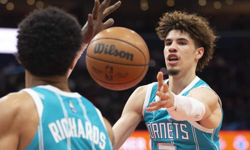 Fotografía de archivo del jugador de los Charlotte Hornets LaMelo Ball (d) en acción en un partido de la NBA. EFE/MICHAEL REYNOLDS