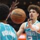 Fotografía de archivo del jugador de los Charlotte Hornets LaMelo Ball (d) en acción en un partido de la NBA. EFE/MICHAEL REYNOLDS