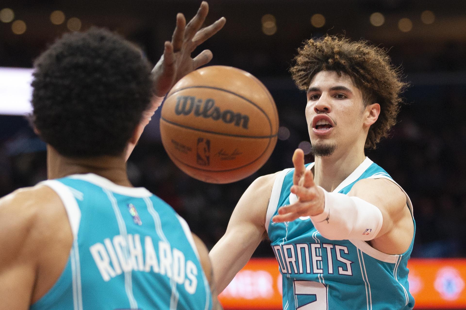 Fotografía de archivo del jugador de los Charlotte Hornets LaMelo Ball (d) en acción en un partido de la NBA. EFE/MICHAEL REYNOLDS