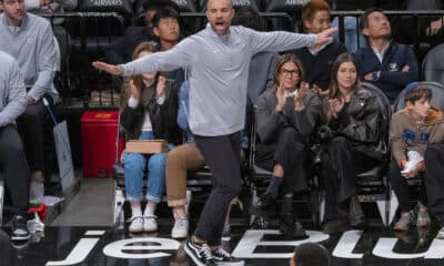 AME2001. NUEVA YORK (ESTADOS UNIDOS), 27/10/2024.- Jordi Fernández (c), entrenador de los Brooklyn Nets, dirige ante los Milwaukee Bucks, este sábado durante un partido de la NBA en el Barclays Center de Nueva York (Estados Unidos). EFE/ Angel Colmenares