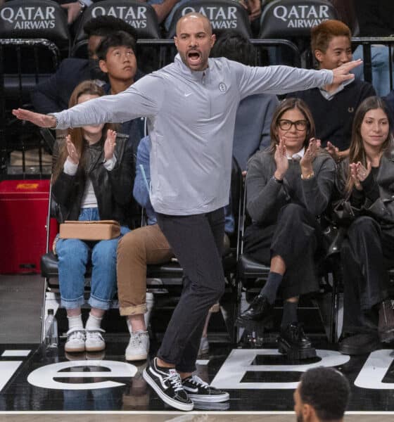 AME2001. NUEVA YORK (ESTADOS UNIDOS), 27/10/2024.- Jordi Fernández (c), entrenador de los Brooklyn Nets, dirige ante los Milwaukee Bucks, este sábado durante un partido de la NBA en el Barclays Center de Nueva York (Estados Unidos). EFE/ Angel Colmenares