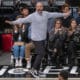 AME2001. NUEVA YORK (ESTADOS UNIDOS), 27/10/2024.- Jordi Fernández (c), entrenador de los Brooklyn Nets, dirige ante los Milwaukee Bucks, este sábado durante un partido de la NBA en el Barclays Center de Nueva York (Estados Unidos). EFE/ Angel Colmenares