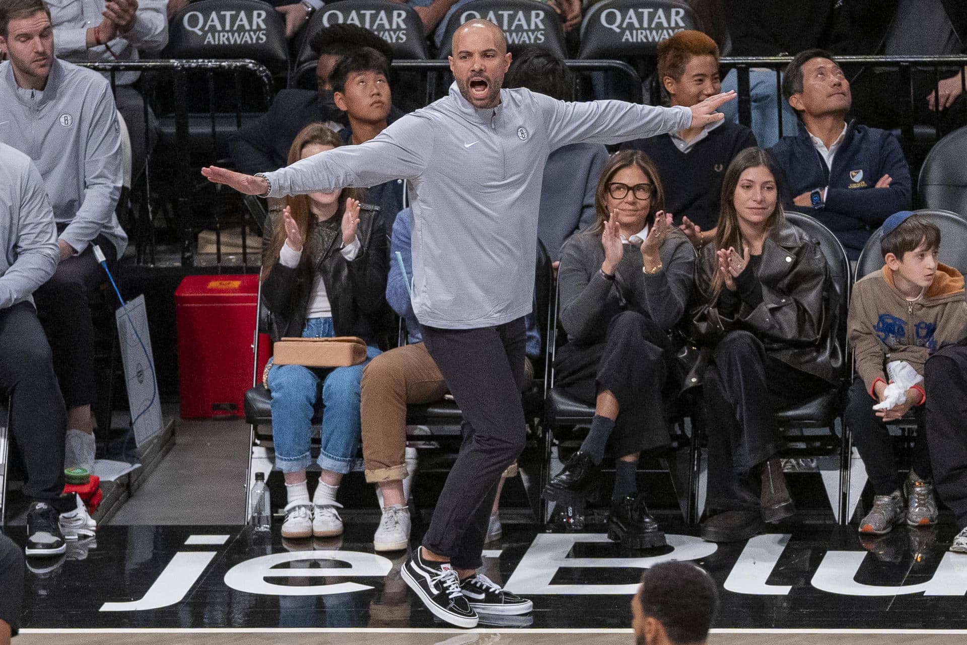 AME2001. NUEVA YORK (ESTADOS UNIDOS), 27/10/2024.- Jordi Fernández (c), entrenador de los Brooklyn Nets, dirige ante los Milwaukee Bucks, este sábado durante un partido de la NBA en el Barclays Center de Nueva York (Estados Unidos). EFE/ Angel Colmenares