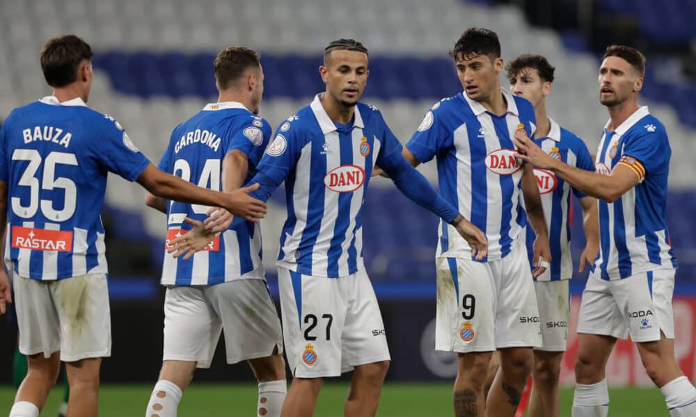 Los jugadores del Espanyol en el partido de la Copa del Rey ante el San Tirso SD. EFE/Cabalar