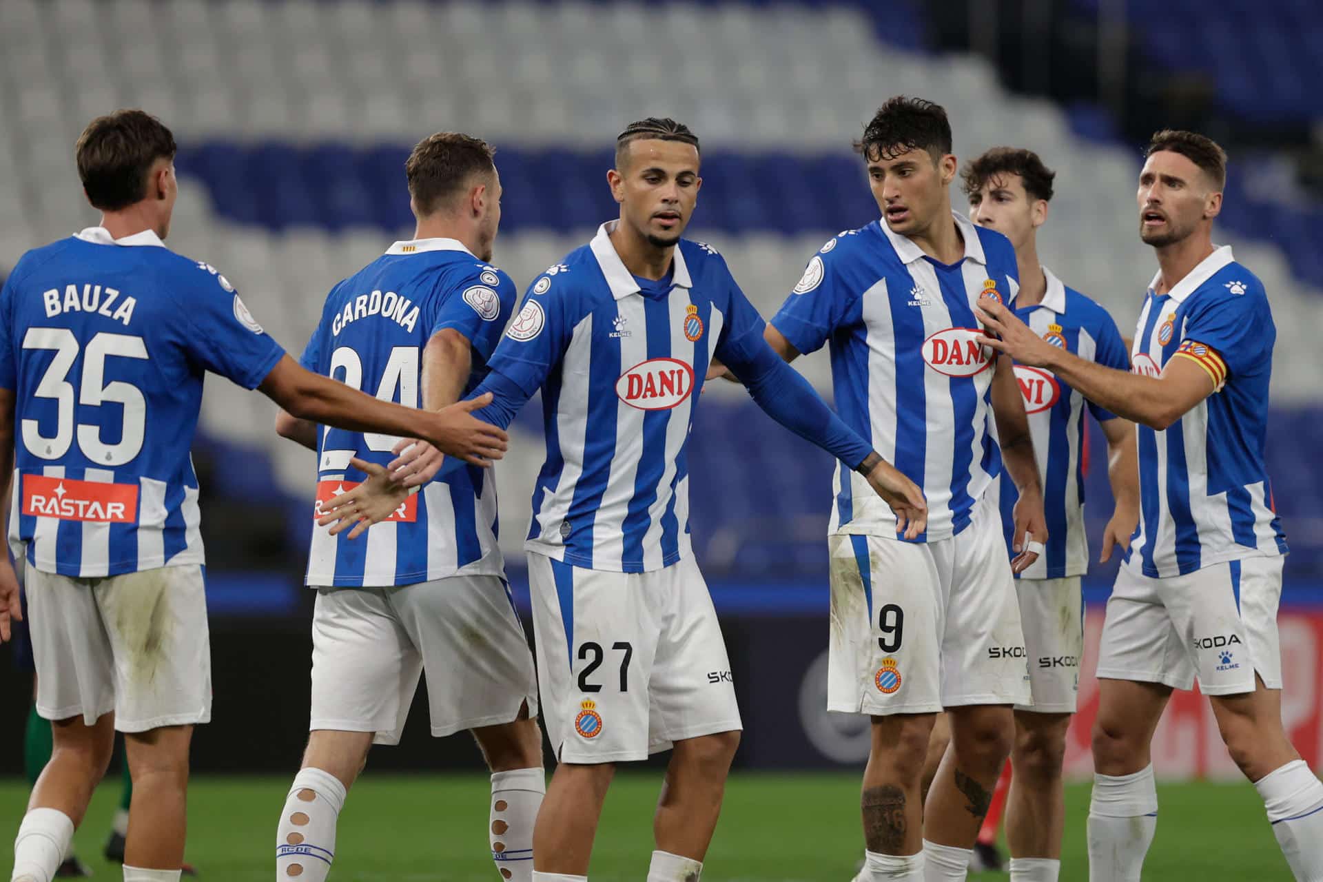 Los jugadores del Espanyol en el partido de la Copa del Rey ante el San Tirso SD. EFE/Cabalar