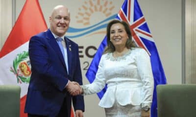 Fotografía cedida por la Presidencia de Perú de la mandataria peruana, Dina Boluarte, junto al primer ministro de Nueva Zelanda, Christopher Luxon, durante una reunión este viernes en Lima. EFE/ Presidencia De Perú