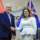 Fotografía cedida por la Presidencia de Perú de la mandataria peruana, Dina Boluarte, junto al primer ministro de Nueva Zelanda, Christopher Luxon, durante una reunión este viernes en Lima. EFE/ Presidencia De Perú