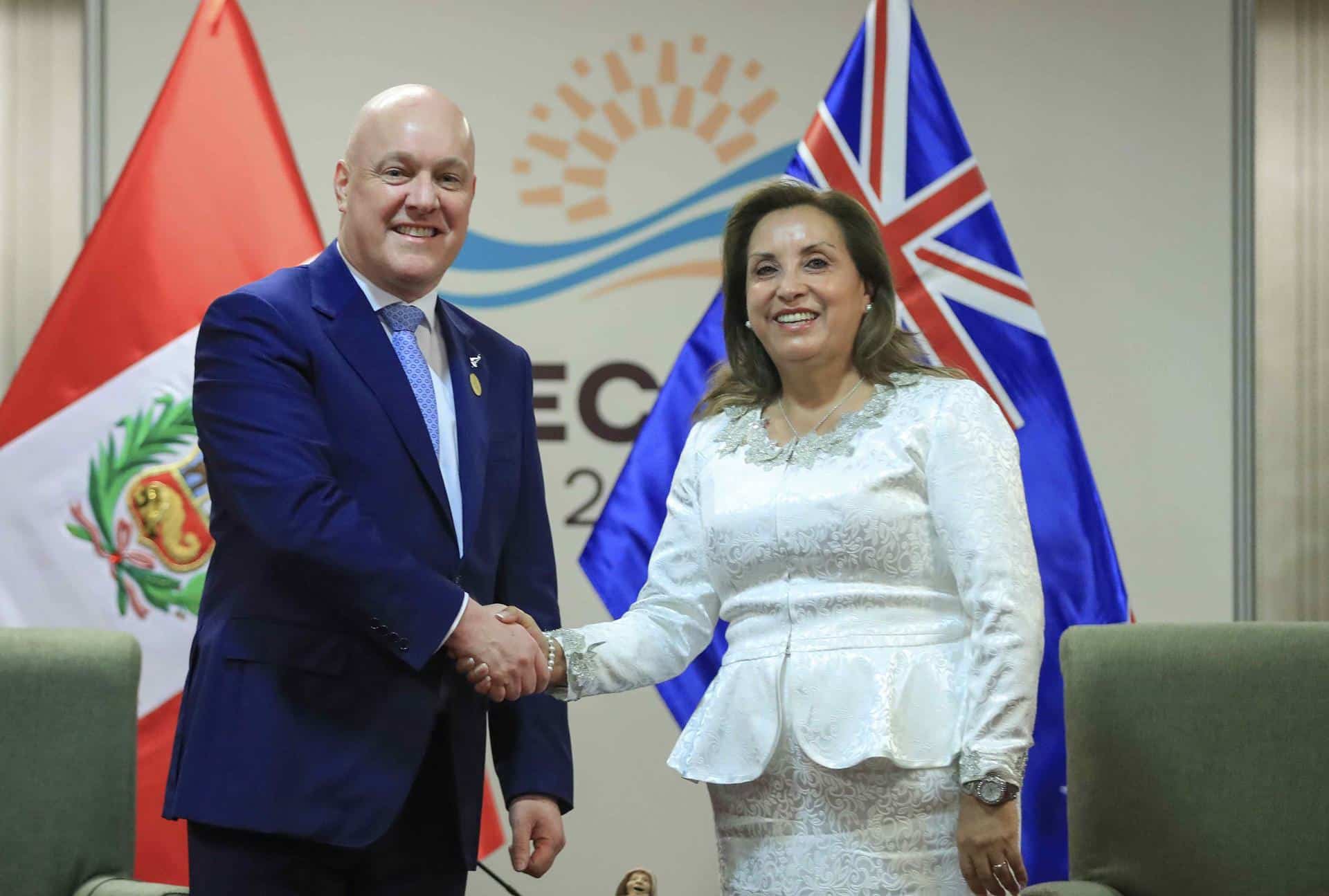 Fotografía cedida por la Presidencia de Perú de la mandataria peruana, Dina Boluarte, junto al primer ministro de Nueva Zelanda, Christopher Luxon, durante una reunión este viernes en Lima. EFE/ Presidencia De Perú