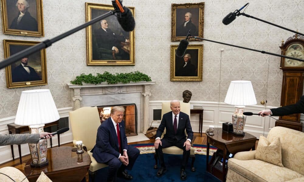 El presidente de EE. UU., Joe Biden (D), y el presidente electo, Donald Trump, durante una reunión en la Oficina Oval de la Casa Blanca en Washington, DC, EE. UU., el 13 de noviembre de 2024. EFE/Al Drago