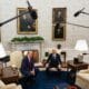 El presidente de EE. UU., Joe Biden (D), y el presidente electo, Donald Trump, durante una reunión en la Oficina Oval de la Casa Blanca en Washington, DC, EE. UU., el 13 de noviembre de 2024. EFE/Al Drago