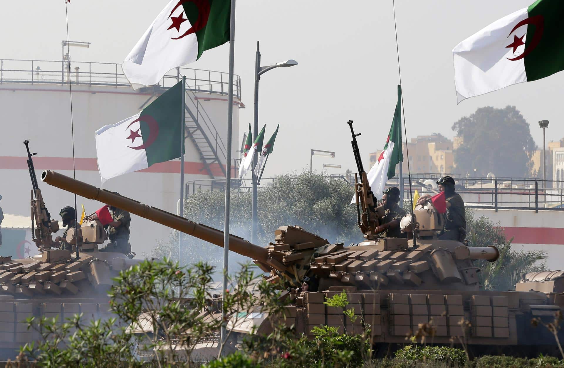 Soldados argelinos participan en el desfile militar que conmemora el 70.º aniversario de la Revolución Argelina en Argel, Argelia, 01 de noviembre de 2024. Los argelinos comenzaron la Guerra Nacional de Liberación contra Francia el 01 de noviembre de 1954, y el 05 de julio de 1962, Argelia se convirtió en independiente. (Francia, Argel) EFE/EPA/STR