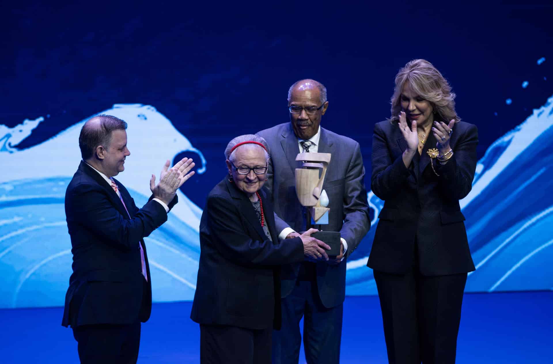 La escritora y destacada representante de la comunidad dominicana en Estados Unidos, Rhina Espaillat (c), es homenajeada durante la ceremonia inaugural de la Feria Internacional del Libro de Santo Domingo, en el Teatro Nacional, en Santo Domingo (República Dominicana). EFE/ Orlando Barría