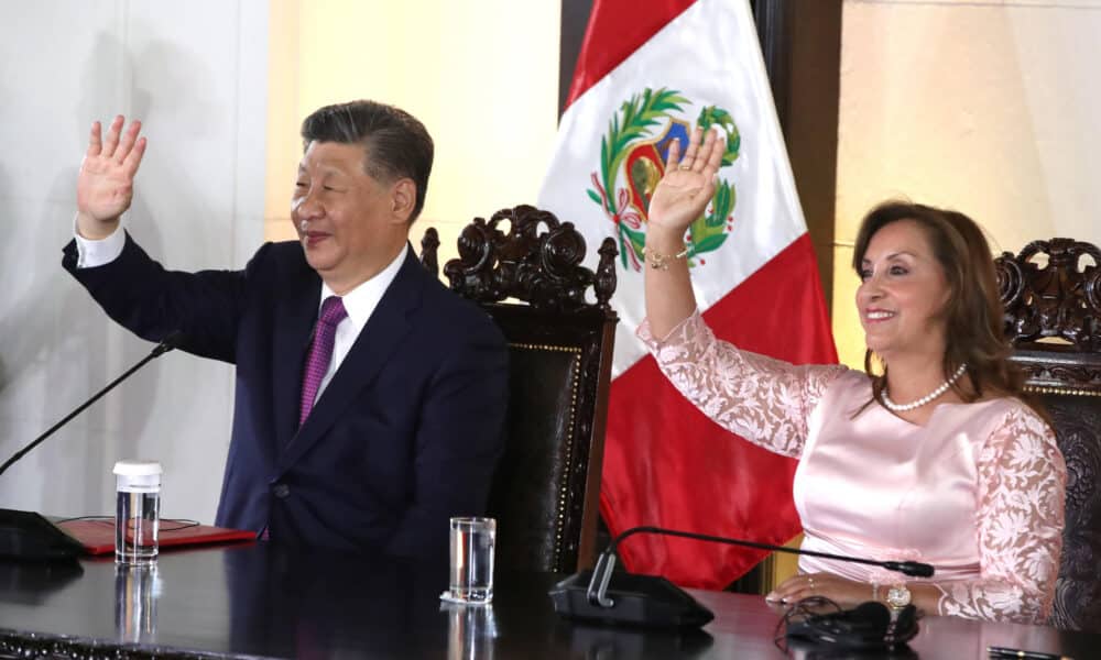 La presidenta de Perú, Dina Boluarte, acompañada del presidente de China, Xi Jinping, participan durante la inauguración del megapuerto de Chancay, este 14 de noviembre de 2024, en el Palacio de Gobierno, en Lima (Perú). EFE/ Paolo Aguilar