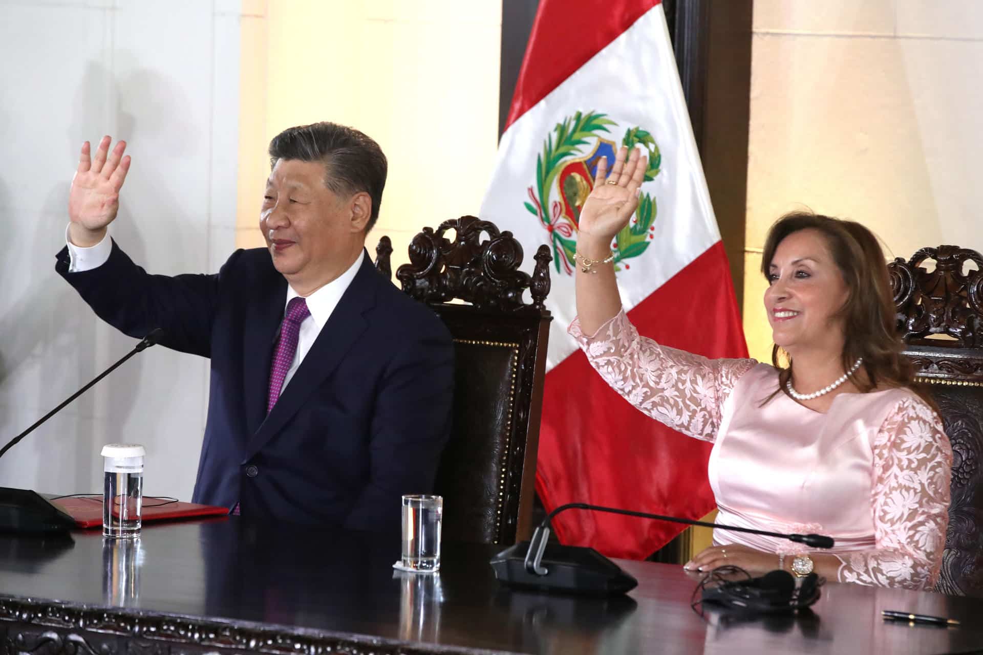 La presidenta de Perú, Dina Boluarte, acompañada del presidente de China, Xi Jinping, participan durante la inauguración del megapuerto de Chancay, este 14 de noviembre de 2024, en el Palacio de Gobierno, en Lima (Perú). EFE/ Paolo Aguilar