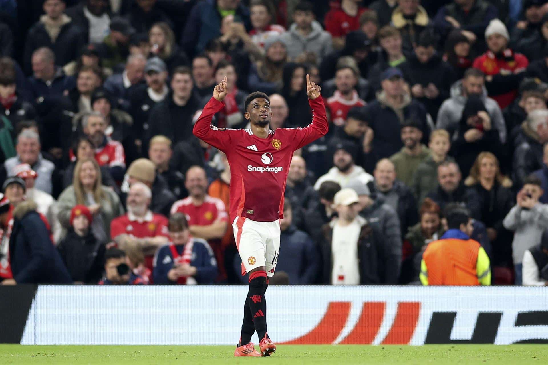 El futbolista del Manchester United Amad Diallo  celebra su gol contra el PAOK. EFE/EPA/ADAM VAUGHAN