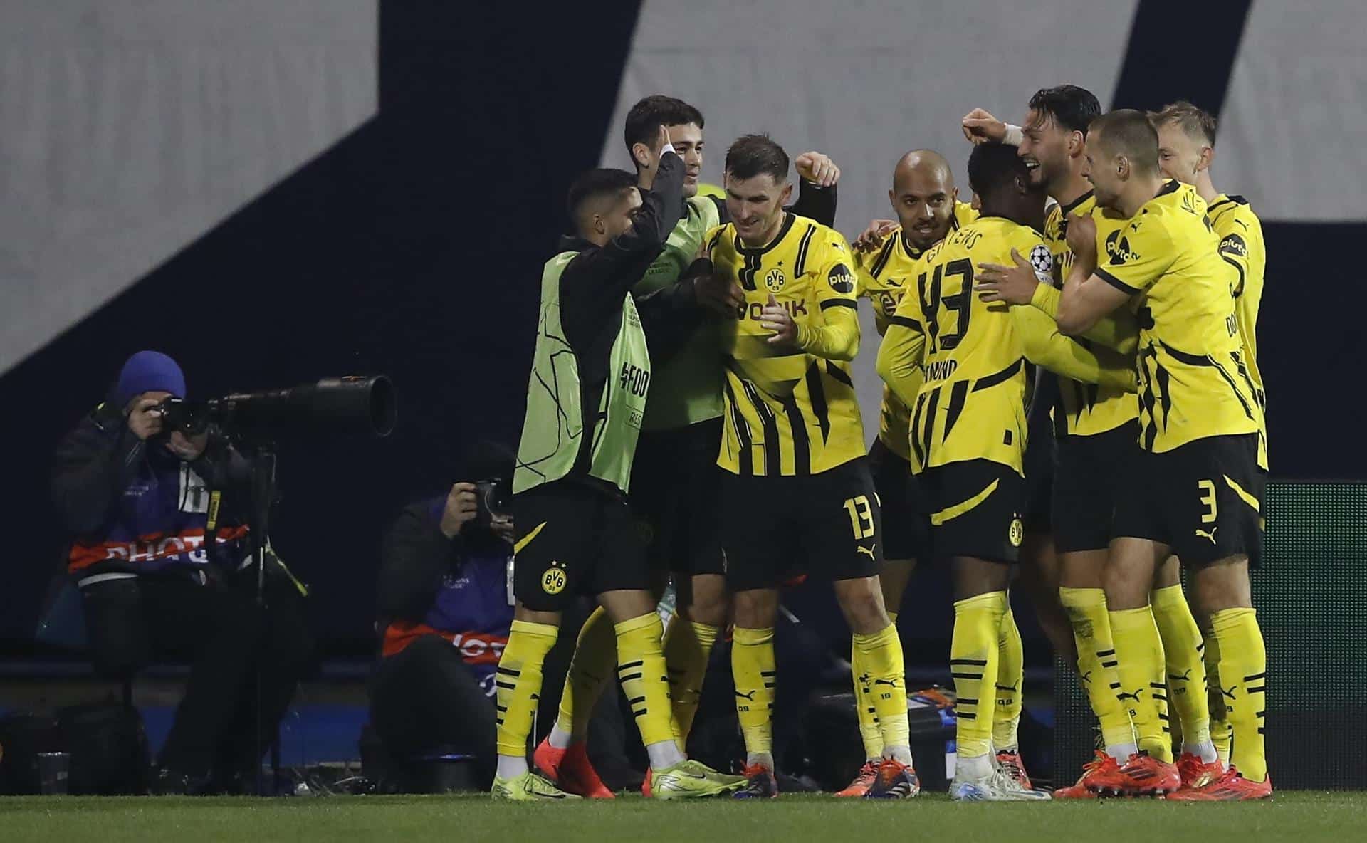 El jugador del Dortmund Ramy Bensebaini (3d) celebra con sus compañeros el 2-0 durante el partido de la UEFA Champions League que ha jugado Dinamo Zagreb y Borussia Dortmund en Zagreb, Croacia. EFE/EPA/ANTONIO BAT