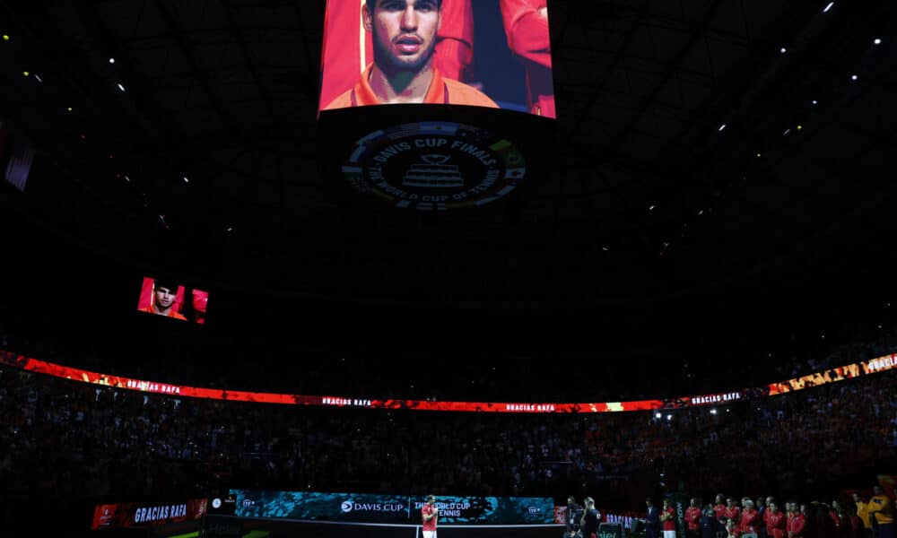 El tenista Rafa Nadal pronuncia unas palabras durante el homenaje que recibe tras el partido de dobles que jugaron los tenistas de España Carlos Alcaraz y Marcel Granollers con la pareja de Países Bajos en el pabellón Martín Carpena de Málaga. EFE / Jorge Zapata.