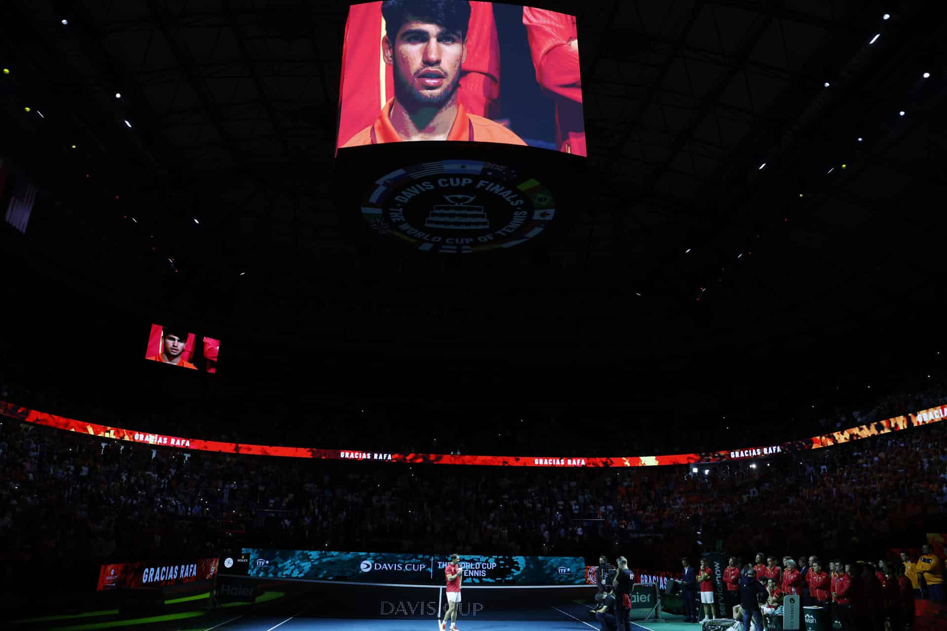 El tenista Rafa Nadal pronuncia unas palabras durante el homenaje que recibe tras el partido de dobles que jugaron los tenistas de España Carlos Alcaraz y Marcel Granollers con la pareja de Países Bajos en el pabellón Martín Carpena de Málaga. EFE / Jorge Zapata.