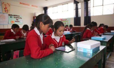 Fotografía de archivo de estudiantes de Educación Primaria usando unas tabletas para navegar por internet, en Moya (Perú). EFE/Ernesto Arias