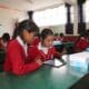 Fotografía de archivo de estudiantes de Educación Primaria usando unas tabletas para navegar por internet, en Moya (Perú). EFE/Ernesto Arias