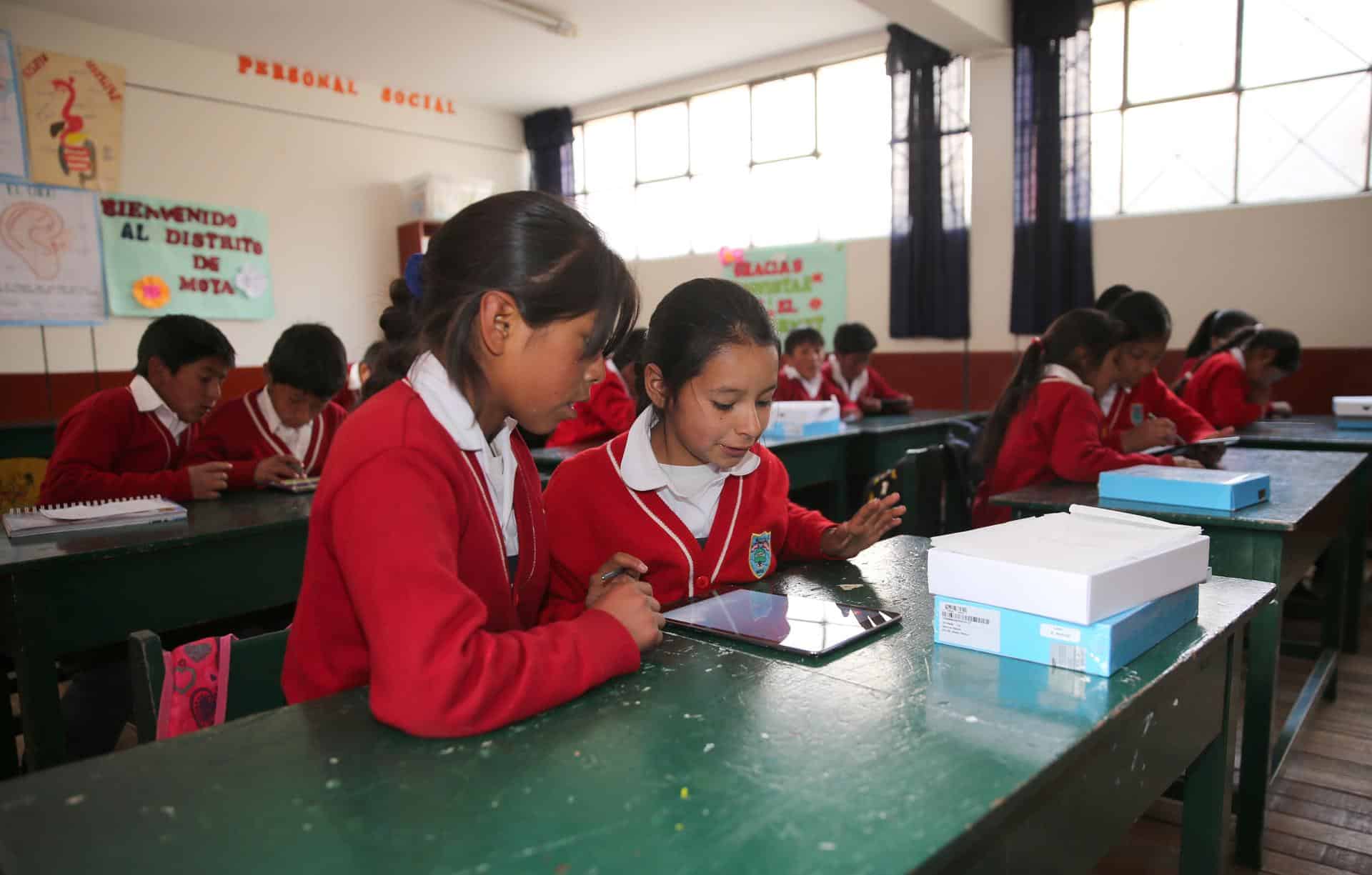 Fotografía de archivo de estudiantes de Educación Primaria usando unas tabletas para navegar por internet, en Moya (Perú). EFE/Ernesto Arias