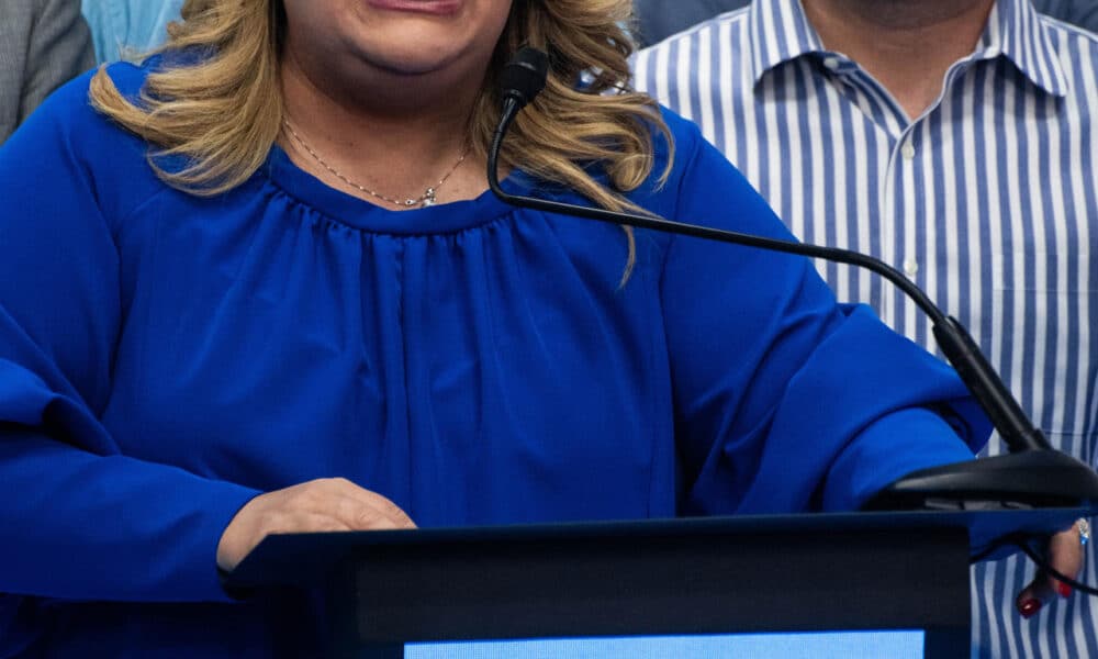 Jenniffer González (c), del Partido Nuevo Progresista, ofrece declaraciones en compañía de su esposo José Jovín Vargas (d) este martes en San Juan (Puerto Rico). EFE/ Enid M. Salgado Mercado