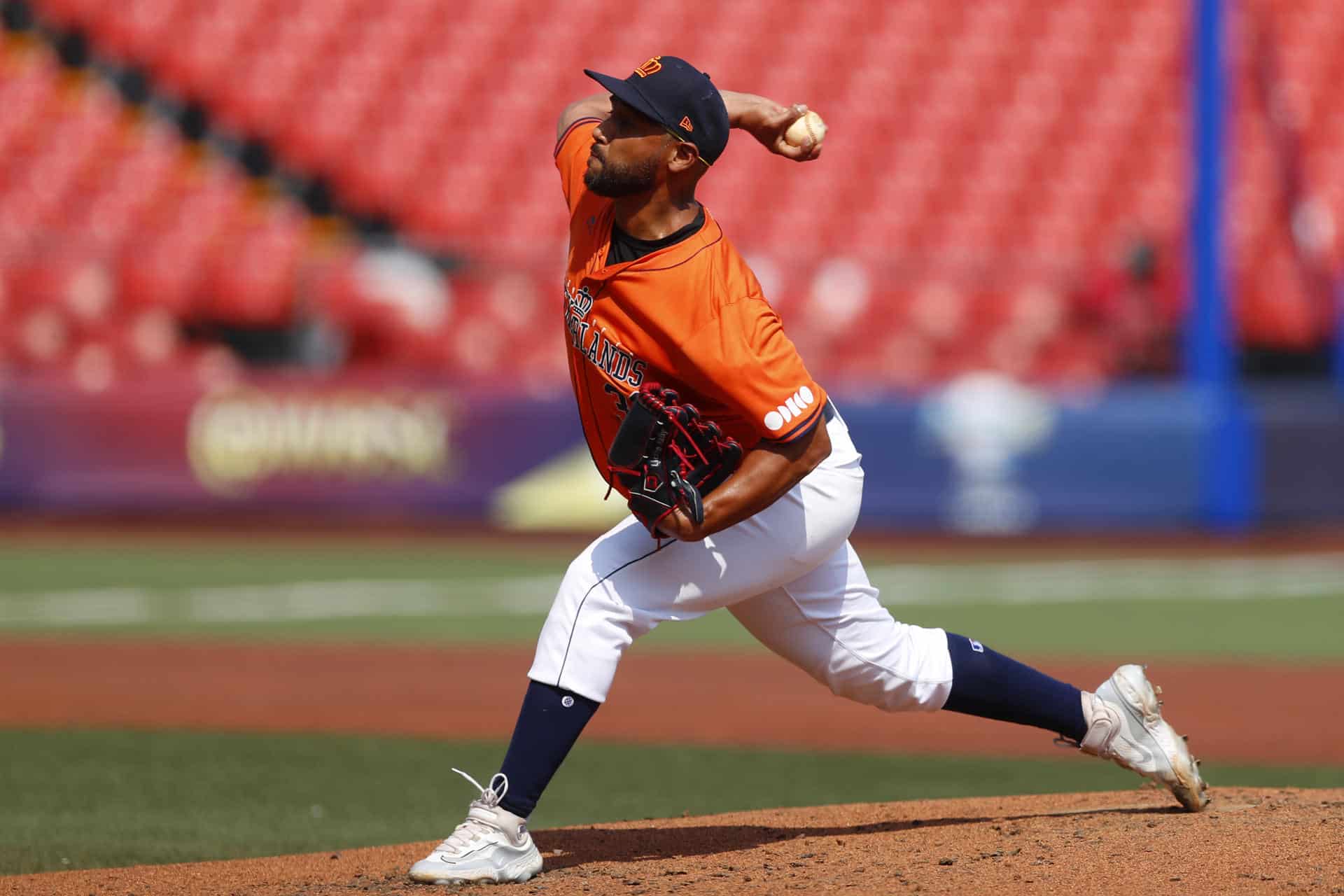 El lanzador Kevin Kelly, de Países Bajos, en acción durante el partido del torneo Premier 12 de béisbol ganado a Panamá por 9-8 en la ciudad mexicana de Guadalajara. EFE/Francisco Guasco